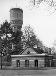 837776 Gezicht op het pompstation en de watertoren van de N.V. Bronwaterleiding Doorn aan de Woestduinweg te Doorn.